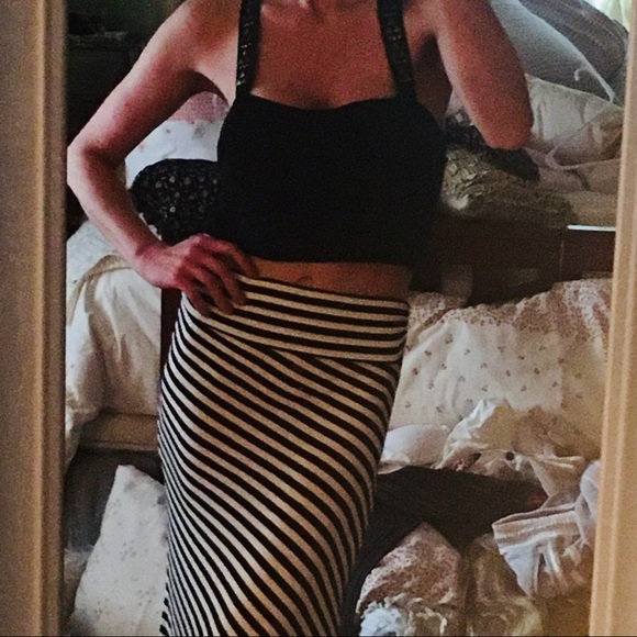 High waisted skirt and crop top. - Picture 8 of 8